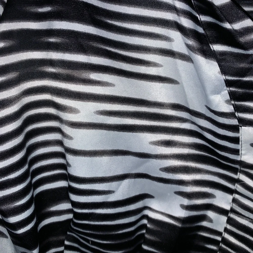 Like New Women’s Shirt Sleeve Satiny Blouse, Sz Small - Picture 3 of 5